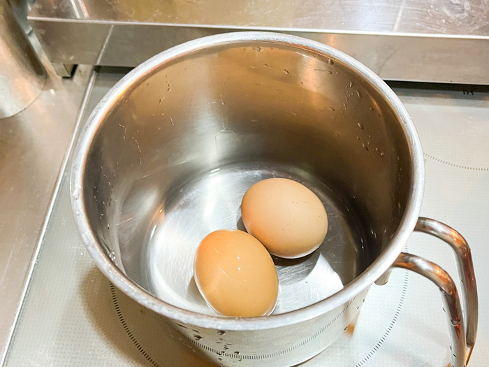 ゆで卵　鍋　水少し 